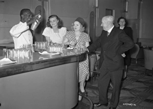 <b class=qtipBold><figcaption>Brighton Rock (1947) publicity</figcaption></b><br>Hermione Baddeley in a pause of the filming of Brighton Rock (1947).<br><em>© Copyright © Studiocanal Films Ltd</em> Brighton Rock (1947) publicity