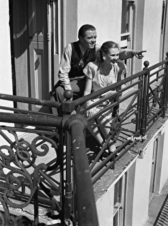 <b class=qtipBold><figcaption>Brighton Rock (1947) publicity</figcaption></b><br>Richard Attenborough and his wife Sheila Sim.<br><em>© Copyright © Studiocanal Films Ltd</em> Brighton Rock (1947) publicity
