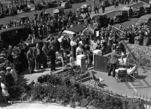 <b class=qtipBold><figcaption>Brighton Rock (1947) publicity</figcaption></b><br>Filming on Brighton promenade.<br><em>© Copyright © Studiocanal Films Ltd</em> Brighton Rock (1947) publicity