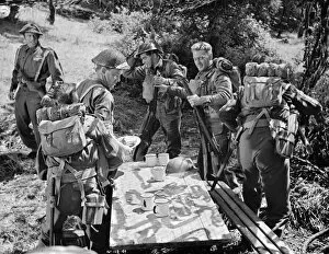 British Collection: British soldiers exchange information on the way to Dunkirk