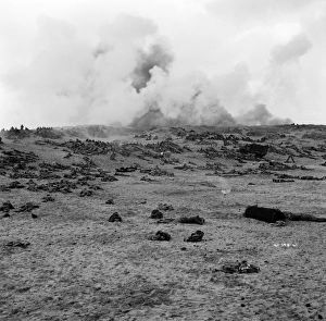 Bombardment Prints: British troops under bombardment on the beach