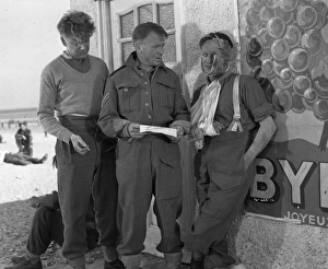 Corporal Bins (John Mills) and a wounded British soldier