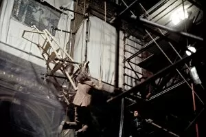 Danger Collection: Donald Sutherland dangles from scaffolding in a scene of Don t Look Now (1973)