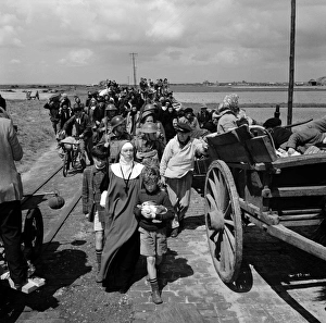 French civilians and British Soldiers on the way towards the coastline French civilians and British Soldiers on the way towards the coastline