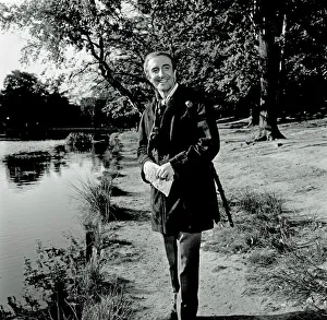 <b class=qtipBold><figcaption>Hoffman (1970)</figcaption></b><br>Peter Sellers on the set of Hoffman directed by Alvin Rakoff.<br><em>© Copyright Studiocanal Films Ltd</em> Hoffman (1970)