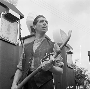 Jack MacGowran as Crump