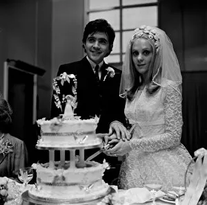 Images Dated 10th November 2017: Jim and Jeanette cut the wedding cake