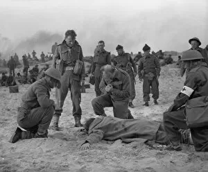Dunkirk Collection: John Mills as Corporal Tubby Bins stand over the body of Charles Foreman played by Bernard Lee