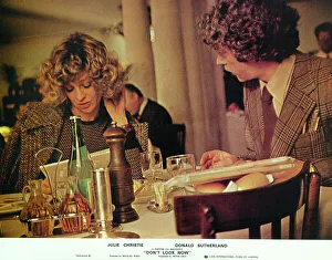 Colour Image Prints: Julie Christie and Donald Sutherland in a front of the house image for Don t Look Now