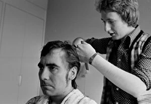 Images Dated 10th November 2017: Keith Moon during make up
