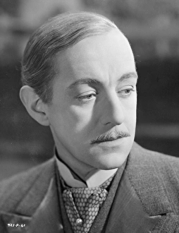 <b class=qtipBold><figcaption>Kind Hearts And Coronets</figcaption></b><br>KIN_BW_NEG_ 01<br><em>© Copyright © Studiocanal Films Ltd</em> Kind Hearts And Coronets