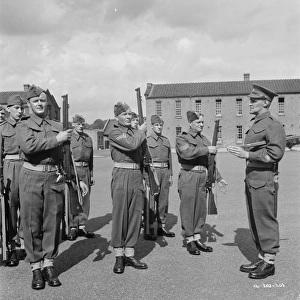 Robert Urquhart as Private Mike and John Mills as Corporal Bins
