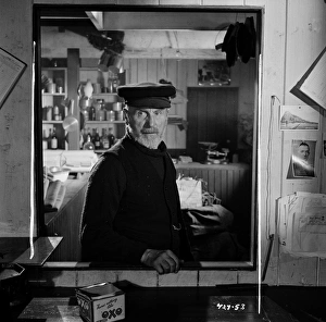<b class=qtipBold><figcaption>Whisky Galore</figcaption></b><br><br><em>© Copyright © Studiocanal Films Ltd</em> Whisky Galore